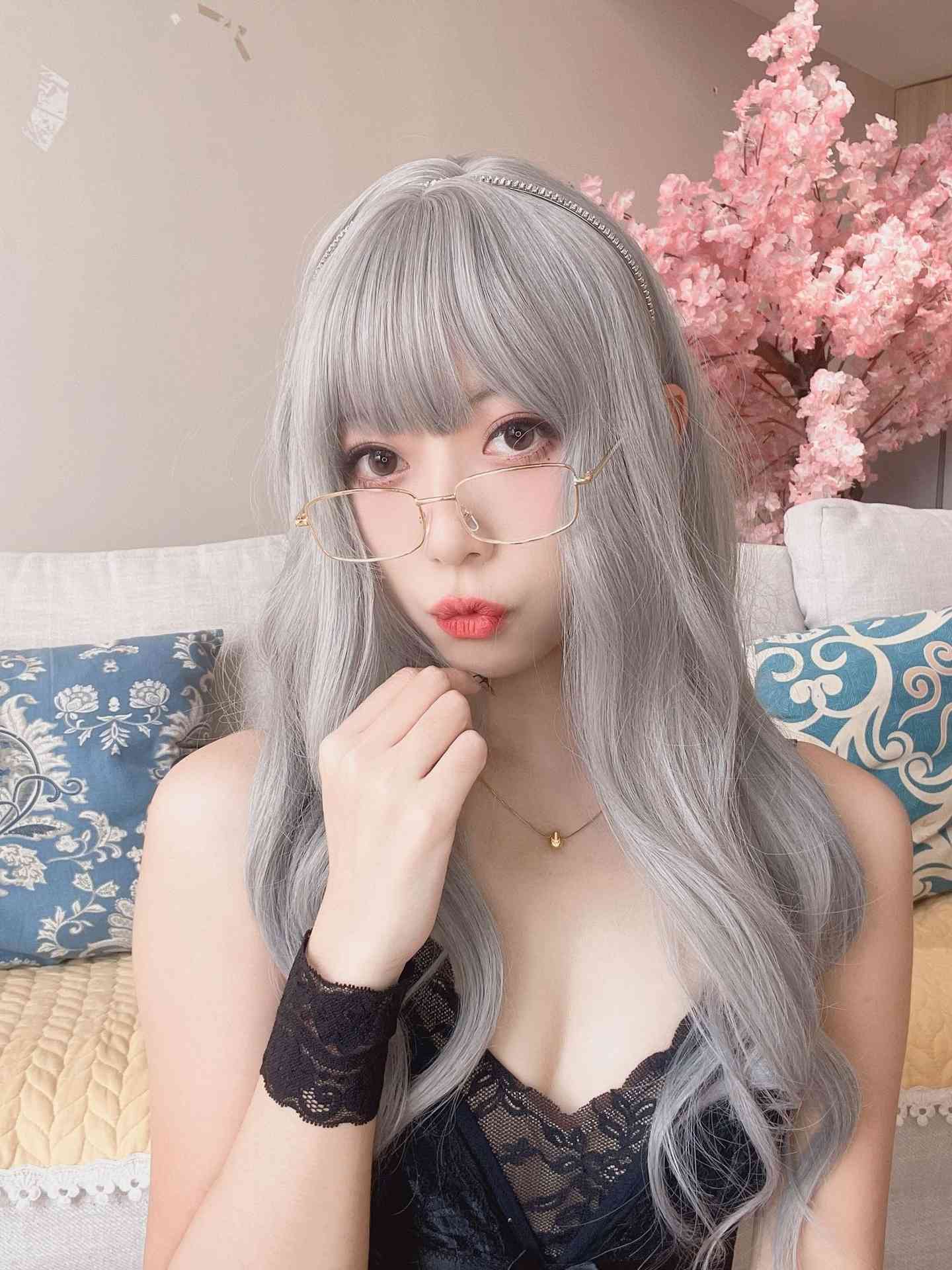 一米八的大梨子吊带高叉